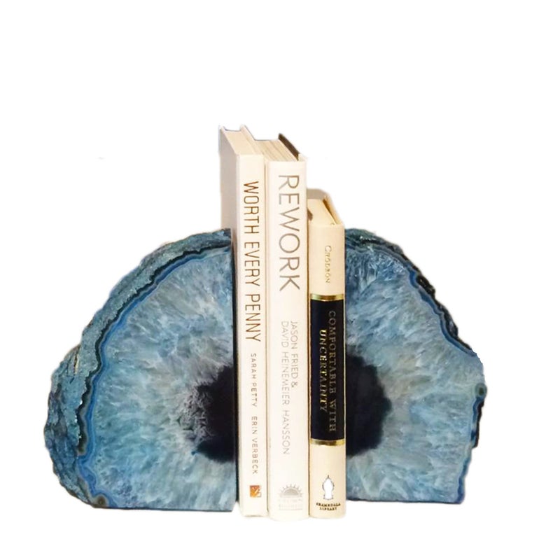 JIC Gem أقفال كتب من حجر العقيق الملون باللون الأزرق لأوزان الكتب الثقيلة، أقفال جيود لتزيين الرفوف، أقفال حجرية لطيفة مع واقيات مطاطية لتزيين المكتب والديكور المنزلي (1 زوج، 6 إلى 8 أرطال) - Image 1